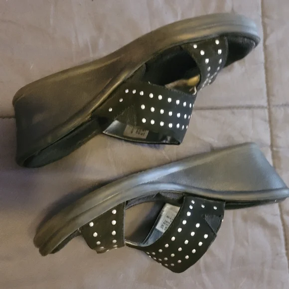 Sz 9 Sketchers suede studded wedge sandal with memory foam sole - Picture 4 of 5